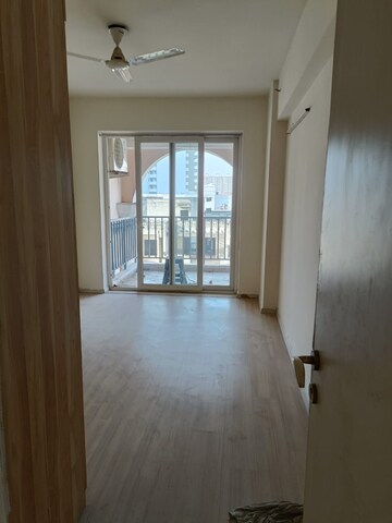 Room in 3 BHK Apartment at DLF The Skycourt, Sector 86 – for Sale