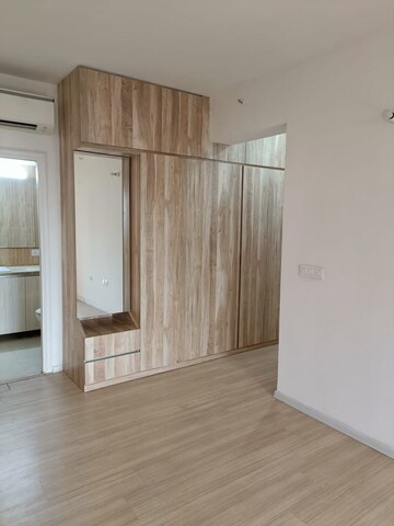 Room in 3 BHK Apartment at DLF The Skycourt, Sector 86 – for Sale