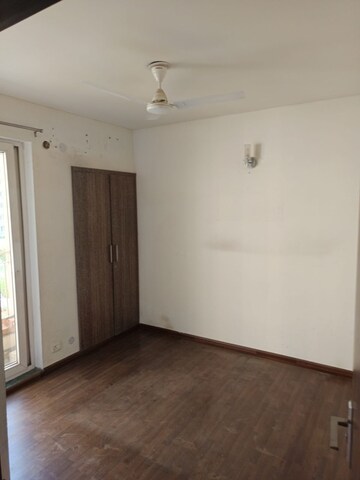 Room in 3 BHK Apartment at BPTP Discovery Park, Sector 80 – for Sale