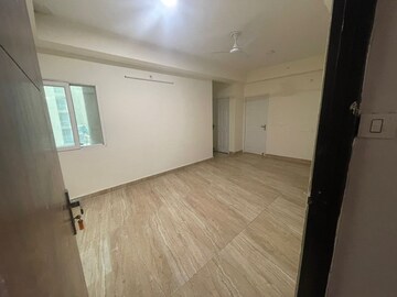 Room in 2.5 BHK Apartment at MSX Alpha Homes, Alpha 1 Greater Noida – for Sale