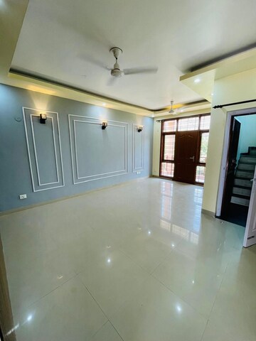 Room in 4 BHK Apartment at DLF Atria, Dlf Phase ii – for Sale