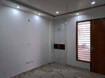 Room in 3 BHK Builder Floor at BPTP Parkland, Sector 75 – for Sale