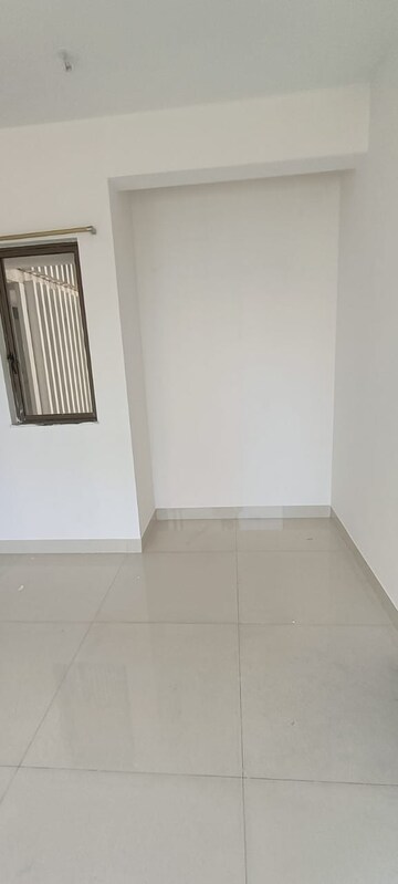 Room in 2 BHK Apartment at Lodha Amara, Kolshet Road – for Sale