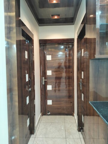 Building Lobby in 3 BHK Builder Floor at Sector 40 – for Sale