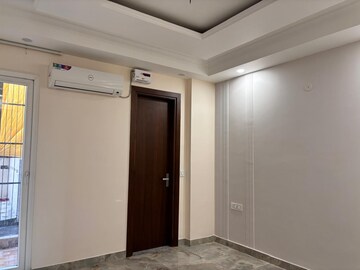 Building Lobby in 4 BHK Builder Floor at Sainik Plaza, Sector 49 – for Sale