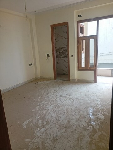 Room in 3 BHK Builder Floor at Sector 105 – for Sale