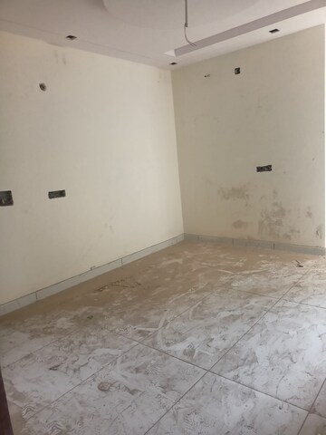 Room in 3 BHK Builder Floor at Sector 105 – for Sale