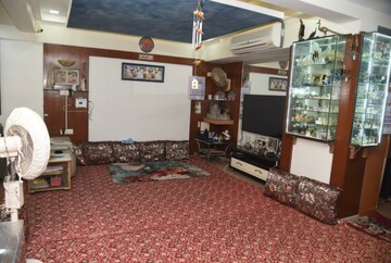 Bedroom in 6 BHK Apartment at Mulund West – for Sale