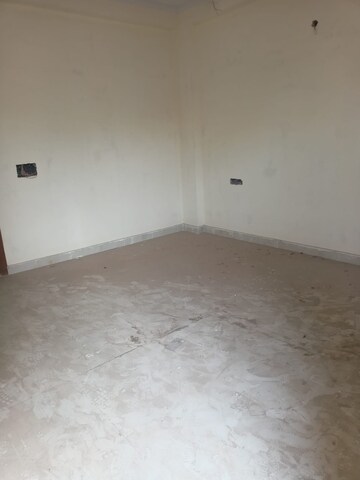 Room in 3 BHK Builder Floor at Sector 105 – for Sale
