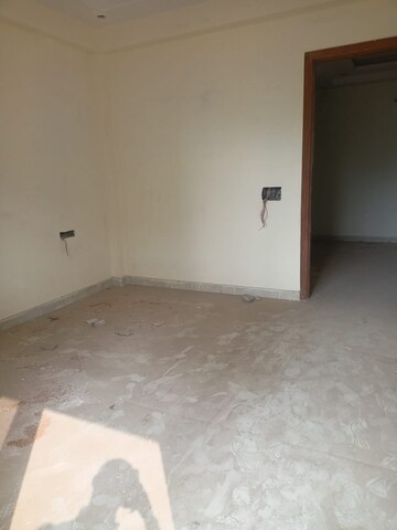 Room in 3 BHK Builder Floor at Sector 105 – for Sale