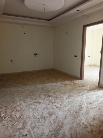 Room in 3 BHK Builder Floor at Sector 105 – for Sale