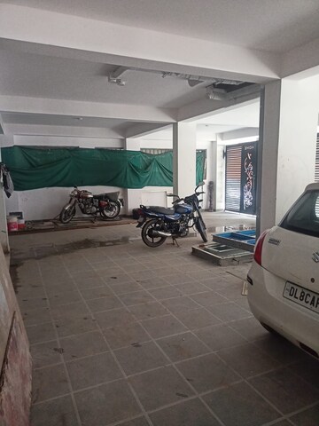Parking in 3 BHK Builder Floor at Sector 105 – for Sale
