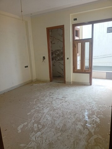 Room in 3 BHK Builder Floor at Sector 105 – for Sale