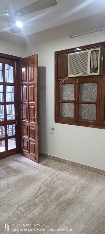 Room in 4 BHK Builder Floor at Janakpuri – for Sale