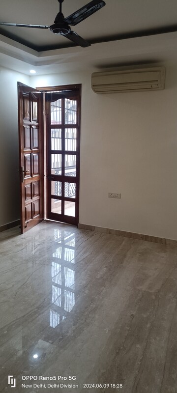 Room in 4 BHK Builder Floor at Janakpuri – for Sale