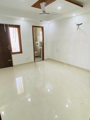 Room in 3 BHK Builder Floor at Green Fields Colony – for Sale