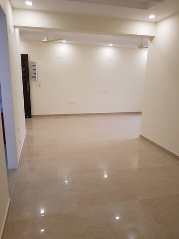 Room in 3 BHK Apartment at Gomti Nagar – for Sale