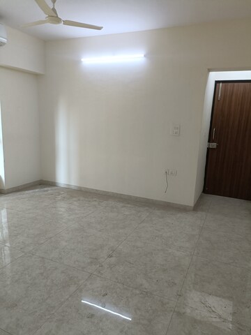 Room in 1 BHK Apartment at Lodha Amara, Kolshet Road – for Sale