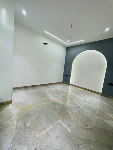 Room in 4 BHK Builder Floor at Ansal API Versalia, Sector 67a – for Sale