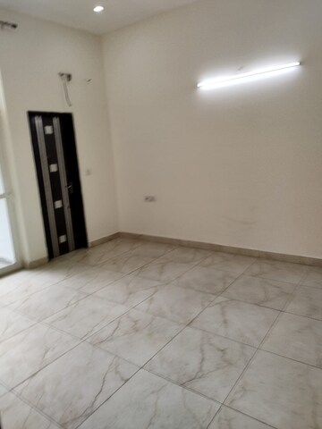 Room in 3.5 BHK Apartment at Ambience Island Lagoon, Sector 24 – for Sale