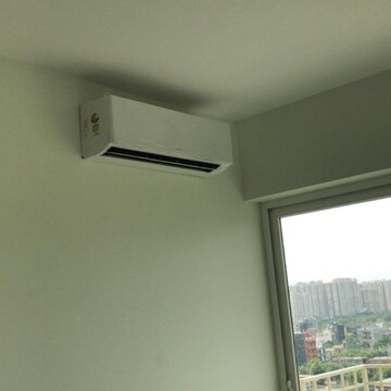 Room in 2.5 BHK Apartment at Mahagun Mirabella, Sector 79 – for Sale