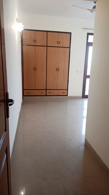 Room in 4 BHK Apartment at Vipul Greens, Sector 48 – for Sale