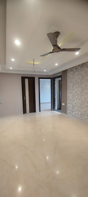 Room in 4 BHK Apartment at Meenal Semeion, Sector 41 – for Sale