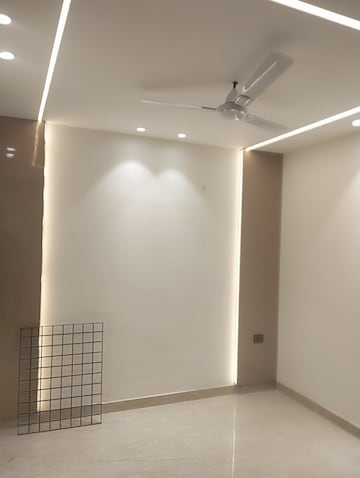 Furnished Amenities in 3 BHK Builder Floor at Mahavir Enclave – for Sale