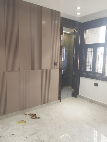 Room in 3 BHK Builder Floor at Mahavir Enclave – for Sale