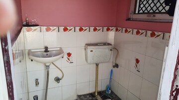 Master Bedroom in 2.5 BHK Independent House at Gomti Nagar – for Sale