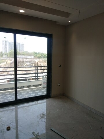 Room in 3 BHK Builder Floor at BPTP Eden Estate, Sector 81 – for Sale