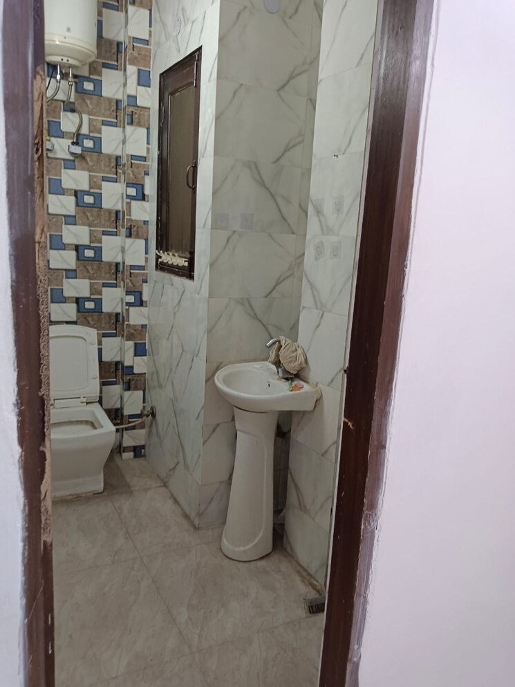 Bathroom, lajpat nagar 2 Bedroom 679 Sq.Ft. Builder Floor In Lajpat Nagar Delhi 7168986