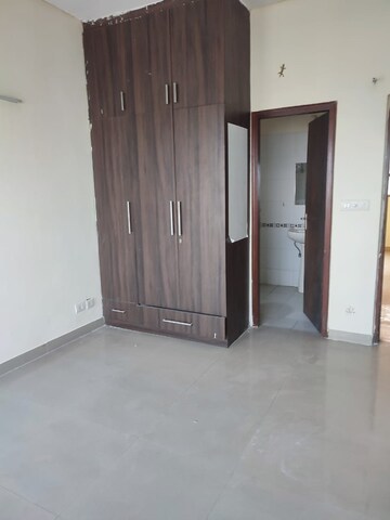 Room in 3.5 BHK Apartment at Ardee City Palm Grove Heights, Sector 52 – for Sale