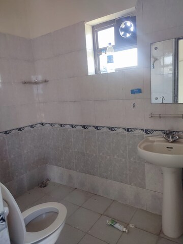 Bathroom in 3.5 BHK Apartment at Ardee City Palm Grove Heights, Sector 52 – for Sale