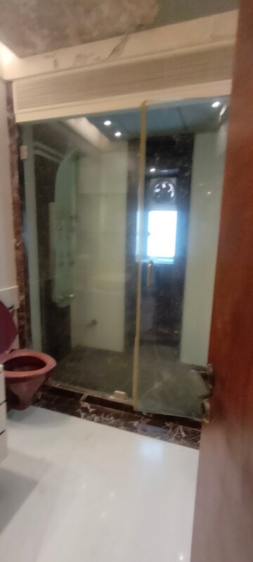 Bathroom in 3.5 BHK Apartment at Worli Naka – for Sale
