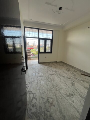Room in 3 BHK Apartment at Shalimar Apartments Shalimar Garden, Shalimar Garden – for Sale