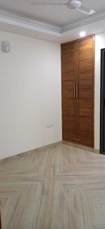 Room in 3 BHK Builder Floor at Vasant Enclave – for Sale
