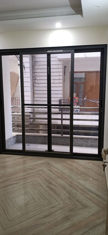 Room in 3 BHK Builder Floor at Vasant Enclave – for Sale