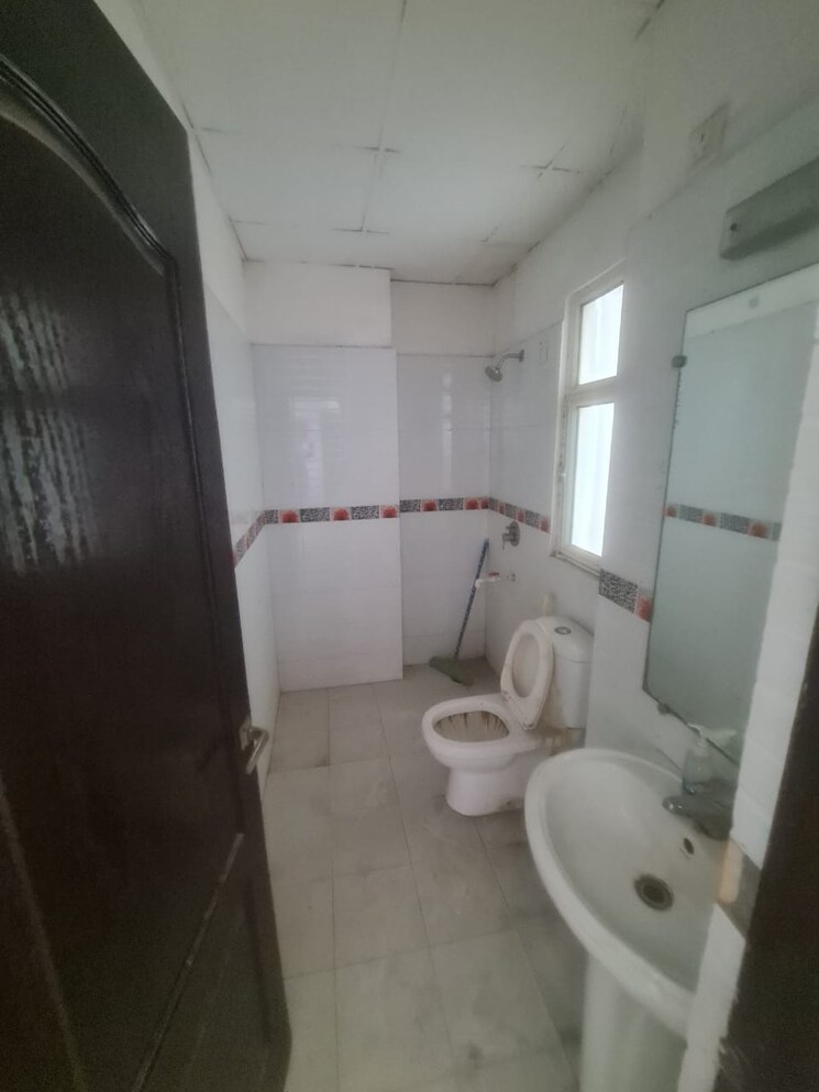 Bathroom, amrapali-platinum 3 Bedroom 1625 Sq.Ft. Apartment In Sector 119 Noida 7182831