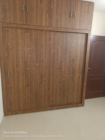 Room in 5 BHK Apartment at Omaxe The Legends, Gomti Nagar – for Sale