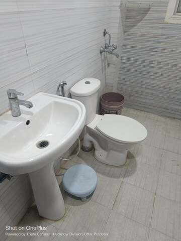 Bathroom in 5 BHK Apartment at Omaxe The Legends, Gomti Nagar – for Sale