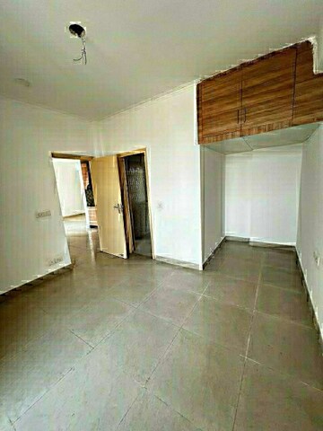 Room in 3 BHK Apartment at Nirala Estate, Tech Zone 4 Greater Noida – for Sale