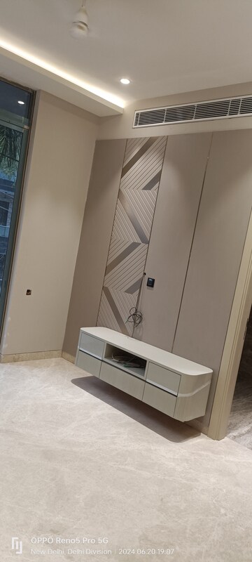 Furnished Amenities in 4 BHK Builder Floor at Janakpuri – for Sale