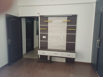 Room in 2 BHK Apartment at Amrapali Silicon City, Sector 76 – for Sale