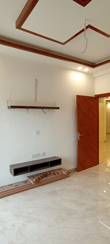 Room in 3 BHK Builder Floor at Sector 85 – for Sale