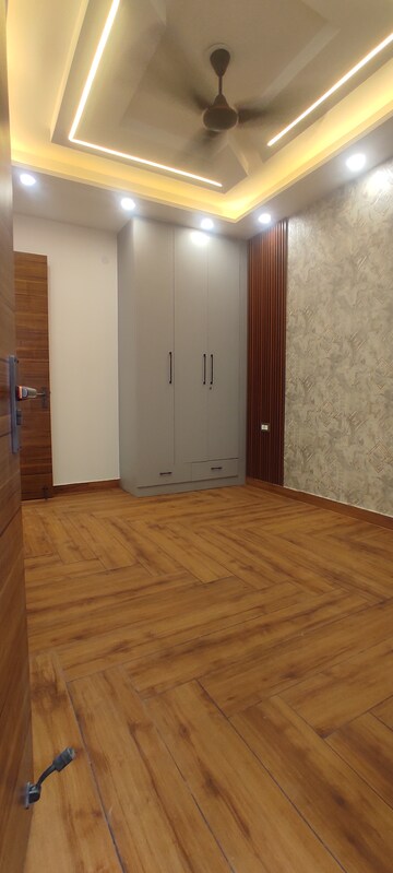 Furnished Amenities in 3.5 BHK Builder Floor at Dwarka Mor – for Sale