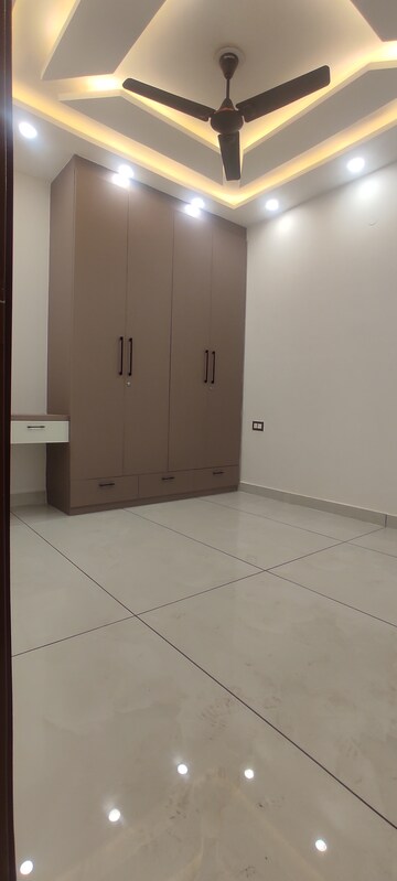 Furnished Amenities in 3.5 BHK Builder Floor at Dwarka Mor – for Sale