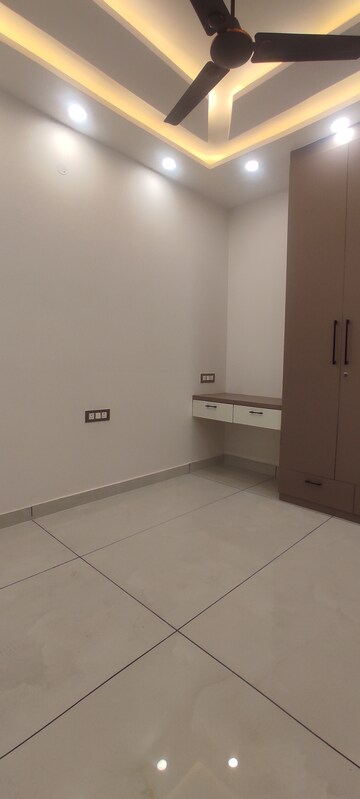 Furnished Amenities in 3.5 BHK Builder Floor at Dwarka Mor – for Sale