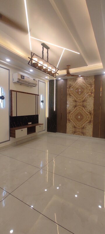 Furnished Amenities in 3.5 BHK Builder Floor at Dwarka Mor – for Sale