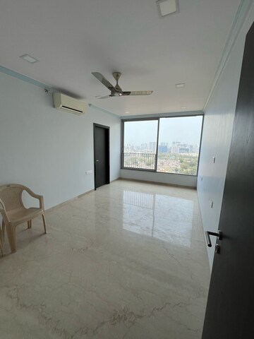 Room in 3 BHK Apartment at Oberoi Maxima, Andheri East – for Sale